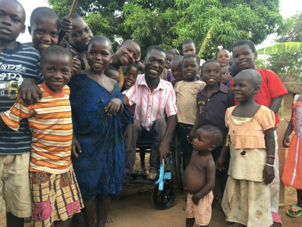 Free Wheelchair Mission: Moses' historie Waganda Moses er 18 år gammel. Han er den næstældste i en søskendeflok på 18 i en fattig familie, der bor i byen Iganga, to timers kørsel fra Ugandas hovedstad, Kampala.
